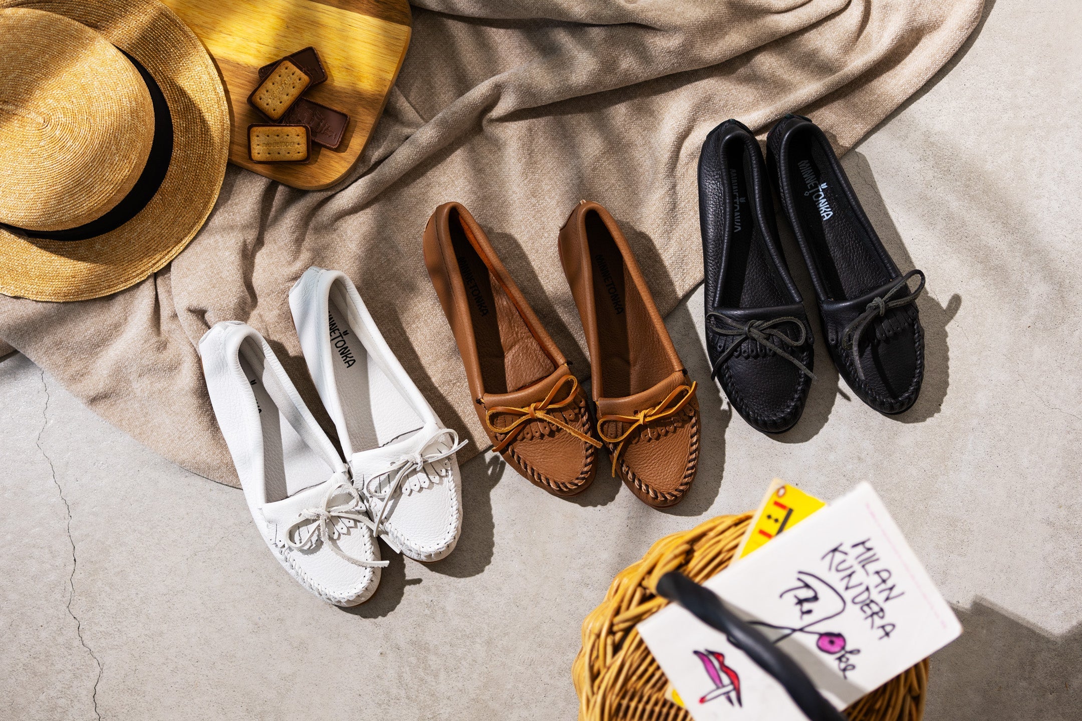 ミネトンカ モカシン 花柄☆未使用☆サイズ8 ミネトンカのアイコニックなアイテム、モカシンの魅力 – MINNETONKA