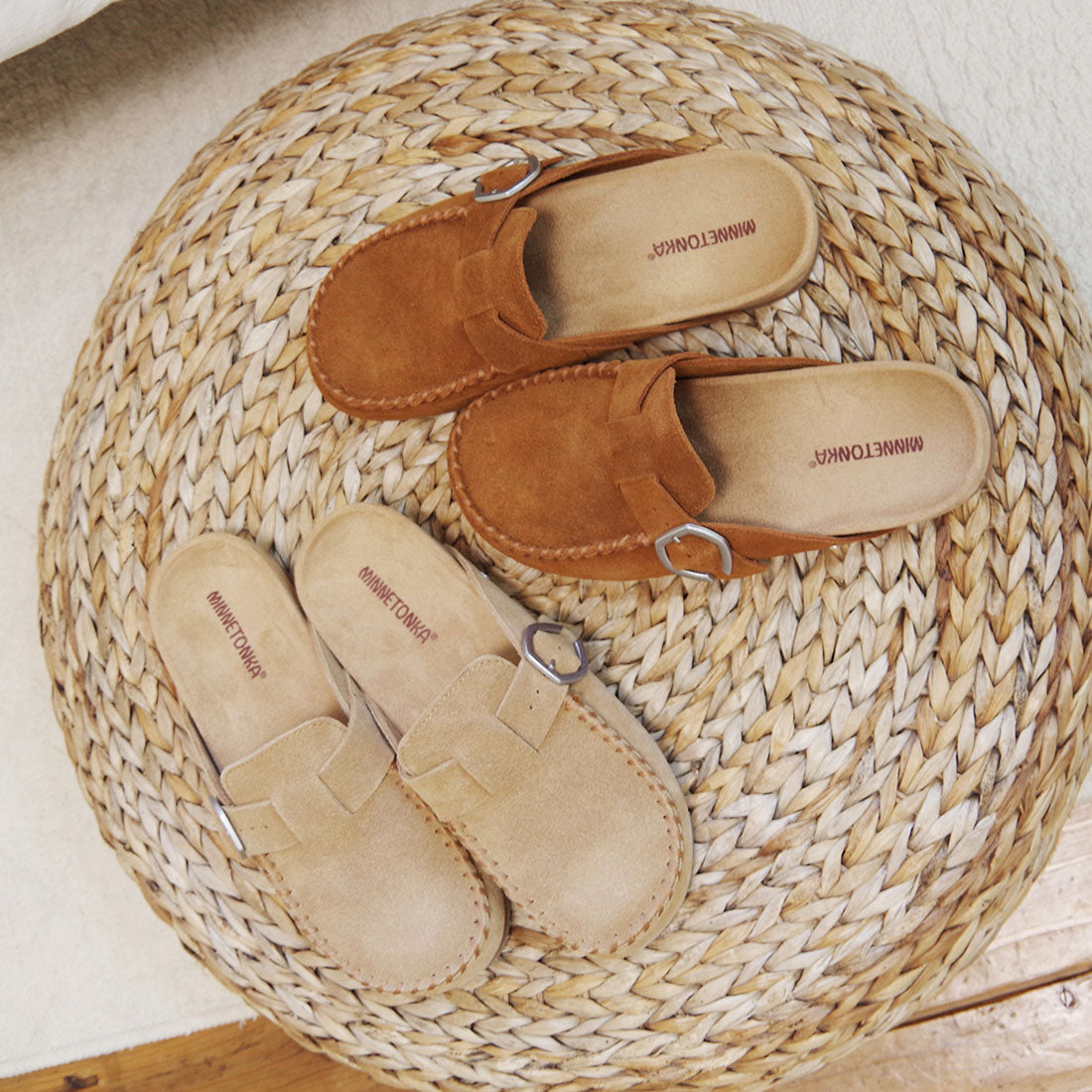 クロッグシューズ【BUCKLE CLOG】BROWN – MINNETONKA公式オンラインストア