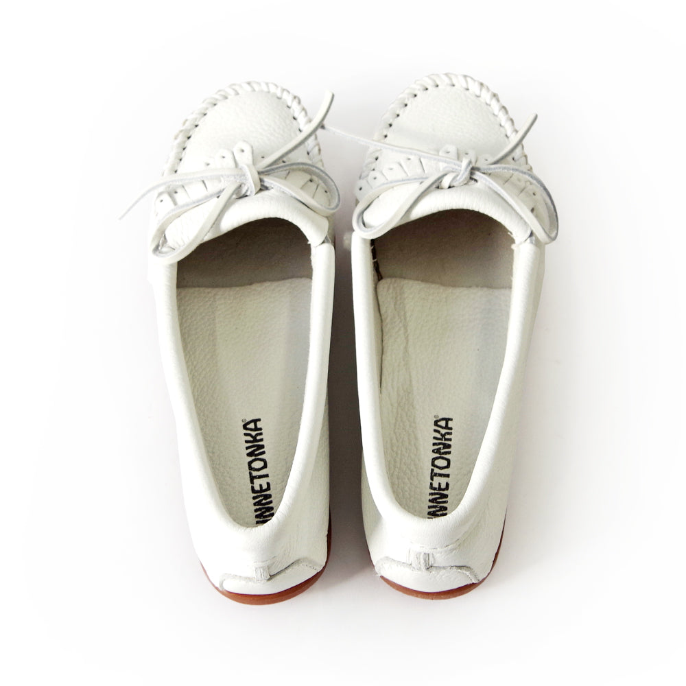 ディアスキン ソフト モック【DEERSKIN SOFT MOC】 WHITE – MINNETONKA
