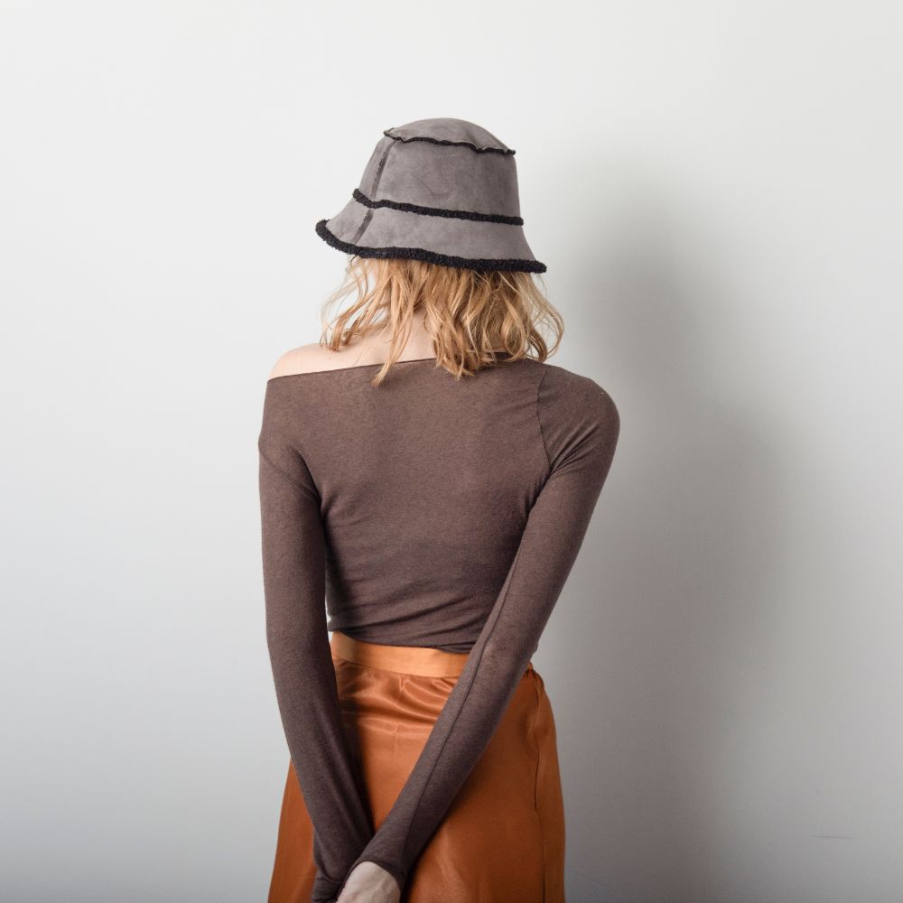 スエード× ボアリバーシブルバケットハット【SUEDE BOA REVERSIBLE BUCKET HAT】 GREY